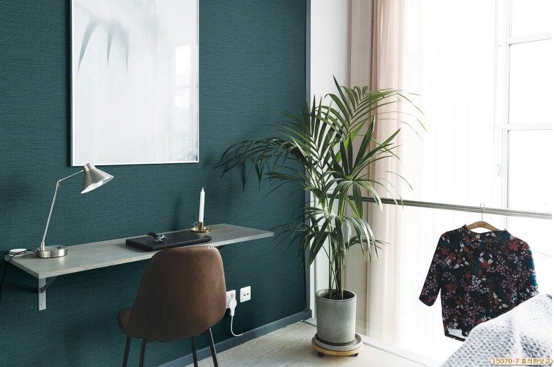 Màu xanh lá cây của giấy dán tường mã 15070-7 đem lại không gian xanh tươi và đấy sức sống cho phòng làm việc, phòng ngủgiấy  của bạn